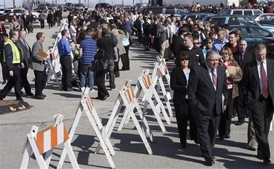The unemployed queue up for buses to a job fair in New York, on April 9, 2009. (AFP Photo)